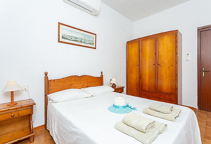 Double bedroom with A/C . - Villa Bini Estrella . (Galerie de photos) }}