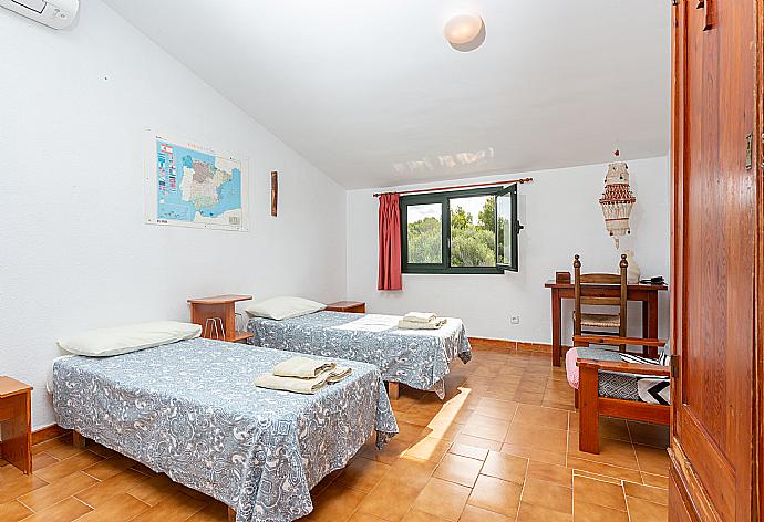 Twin bedroom with A/C  . - Villa Bini Estrella . (Galería de imágenes) }}