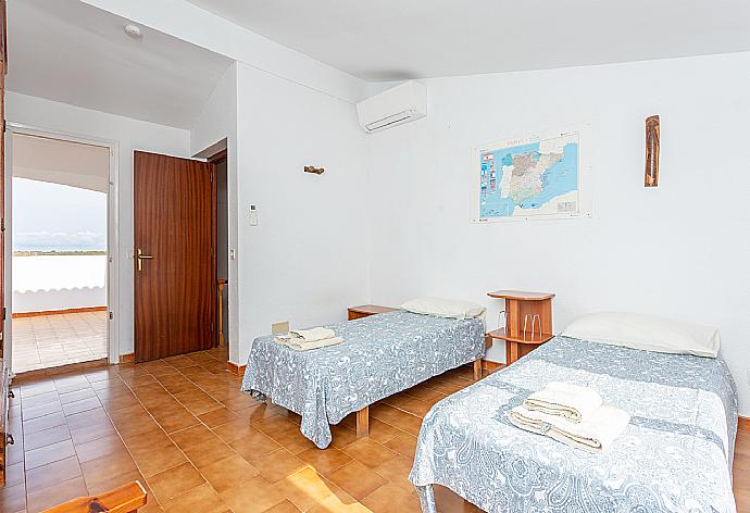 Twin bedroom with A/C . - Villa Bini Estrella . (Galleria fotografica) }}