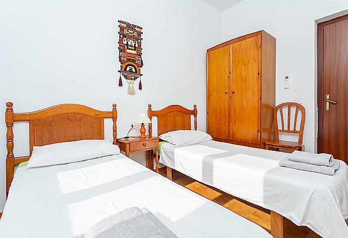 Twin bedroom with A/C . - Villa Bini Estrella . (Galleria fotografica) }}