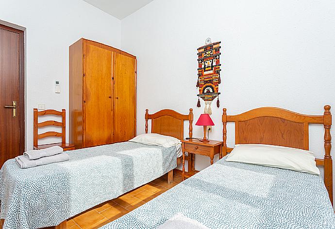 Twin bedroom with A/C . - Villa Bini Estrella . (Galería de imágenes) }}