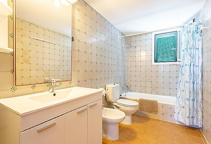 Family bathroom with bath and shower . - Villa Bini Estrella . (Fotogalerie) }}