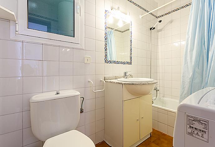 Family bathroom with bath and shower . - Villa Bini Estrella . (Fotogalerie) }}