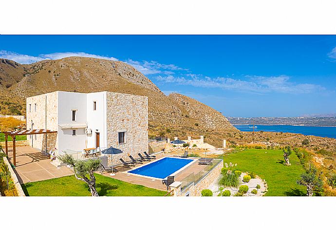 Beautiful villa with private pool, terrace, and garden with sea views . - Villa Lulla . (Galleria fotografica) }}