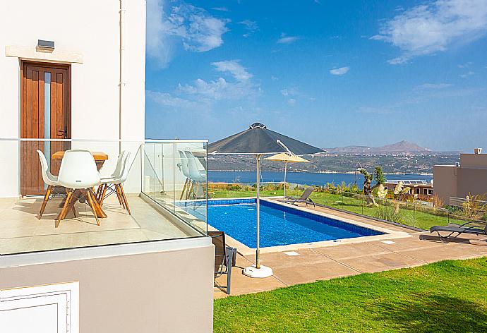 Private pool, terrace, and garden . - Villa Lulla . (Galería de imágenes) }}