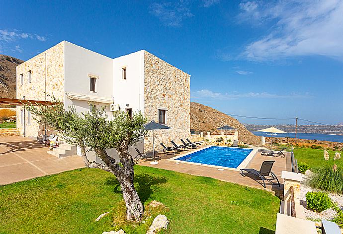 Beautiful villa with private pool, terrace, and garden with sea views . - Villa Lulla . (Galería de imágenes) }}