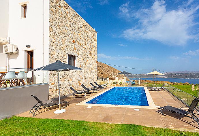 Beautiful villa with private pool, terrace, and garden with sea views . - Villa Lulla . (Galería de imágenes) }}