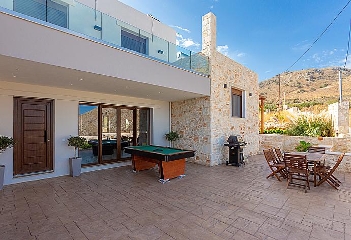 Terrace area with pool table and BBQ . - Villa Lulla . (Галерея фотографий) }}