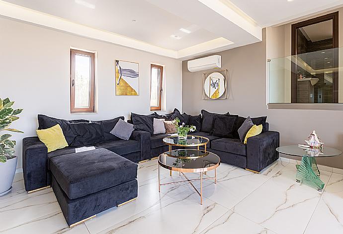 Living room with sofas, A/C, WiFi internet, satellite TV, DVD player, and terrace access . - Villa Lulla . (Galleria fotografica) }}