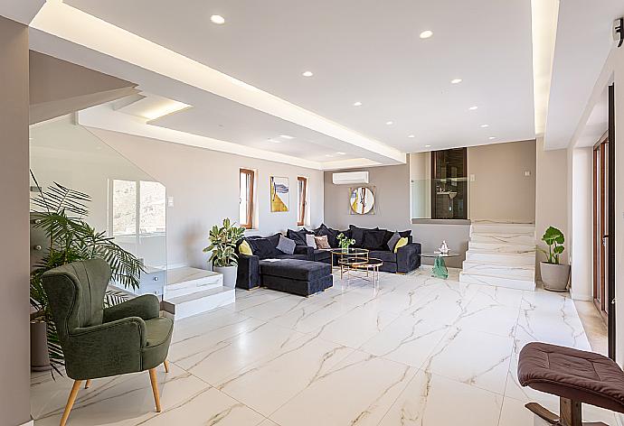 Living room with sofas, A/C, WiFi internet, satellite TV, DVD player, and terrace access . - Villa Lulla . (Galleria fotografica) }}