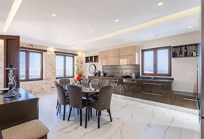 Equipped kitchen with dining area and A/C . - Villa Lulla . (Photo Gallery) }}