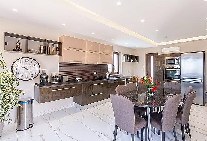 Equipped kitchen with dining area and A/C . - Villa Lulla . (Galerie de photos) }}