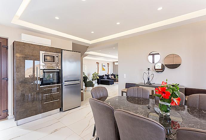 Equipped kitchen with dining area and A/C . - Villa Lulla . (Photo Gallery) }}