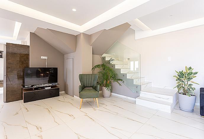 Living room with sofas, A/C, WiFi internet, satellite TV, DVD player, and terrace access . - Villa Lulla . (Galleria fotografica) }}