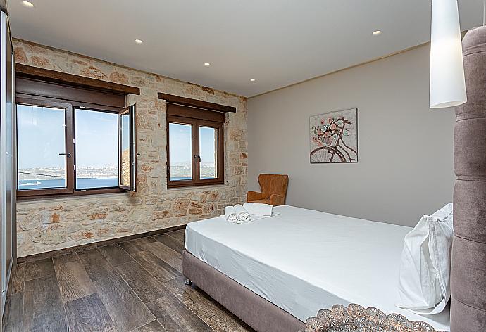 Double bedroom with en suite bathroom, A/C, and balcony access . - Villa Lulla . (Galerie de photos) }}