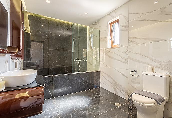 En suite bathroom with bath and shower . - Villa Lulla . (Fotogalerie) }}