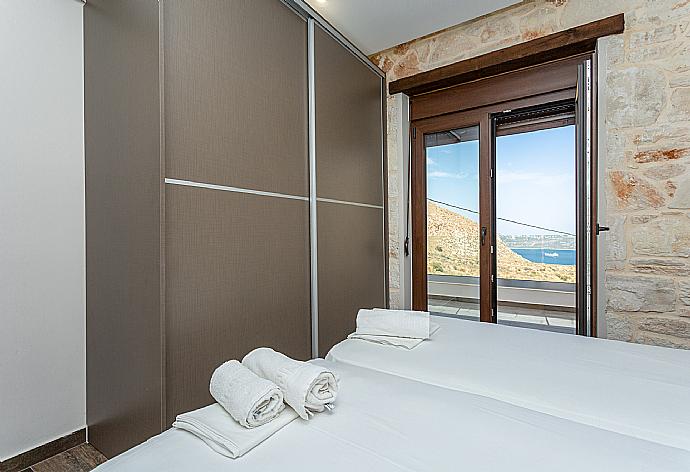 Twin bedroom with A/C and balcony access . - Villa Lulla . (Галерея фотографий) }}