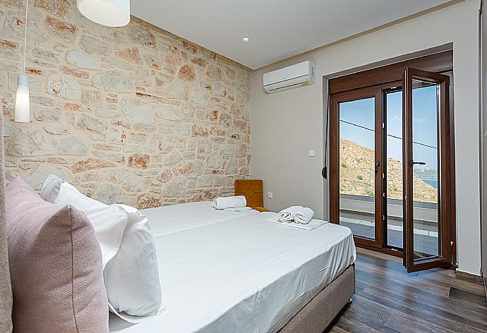 Twin bedroom with A/C and balcony access . - Villa Lulla . (Galerie de photos) }}