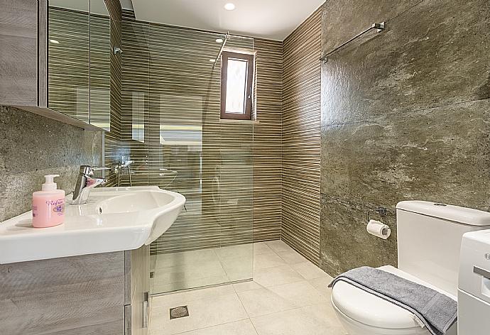 Family bathroom with shower . - Villa Lulla . (Galería de imágenes) }}