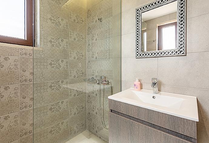 Family bathroom with shower . - Villa Lulla . (Fotogalerie) }}