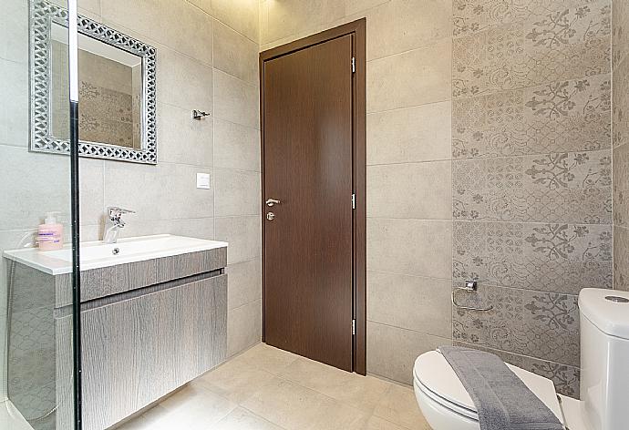 Family bathroom with shower . - Villa Lulla . (Galleria fotografica) }}