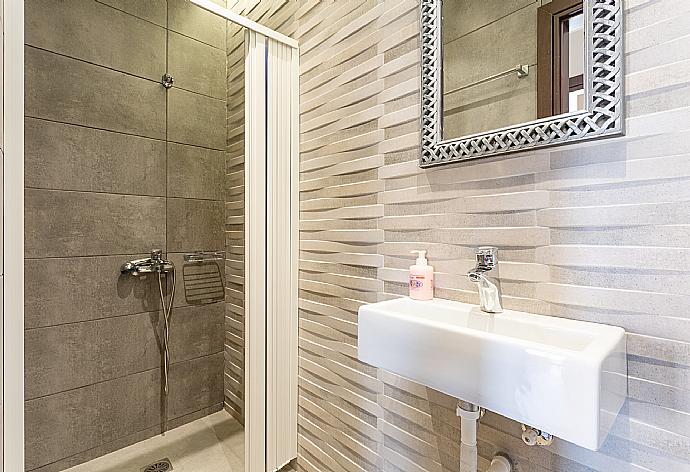 Family bathroom with shower . - Villa Lulla . (Galerie de photos) }}