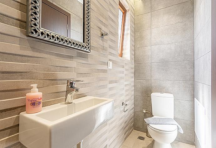 Family bathroom with shower . - Villa Lulla . (Galerie de photos) }}