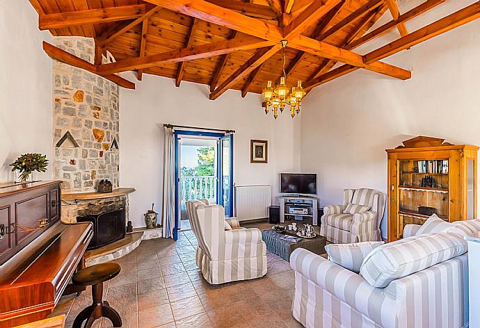 Open-plan living room with sofas, WiFi Internet, Satellite TV, DVD player, dining area and ornamental fire place.  . - Villa Levanda . (Fotogalerie) }}