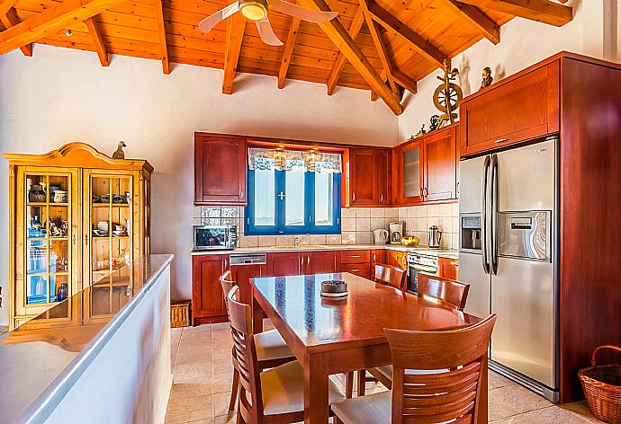 Equipped kitchen and open plan dining area. . - Villa Levanda . (Galerie de photos) }}