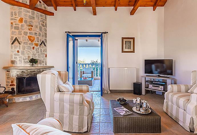 Open-plan living room with sofas, WiFi Internet, Satellite TV, DVD player, dining area and ornamental fire place.  . - Villa Levanda . (Fotogalerie) }}