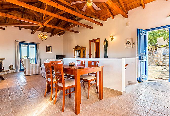 Open-plan living room with dining area. . - Villa Levanda . (Galleria fotografica) }}