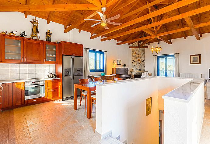 Equipped kitchen and open plan dining area. . - Villa Levanda . (Galerie de photos) }}