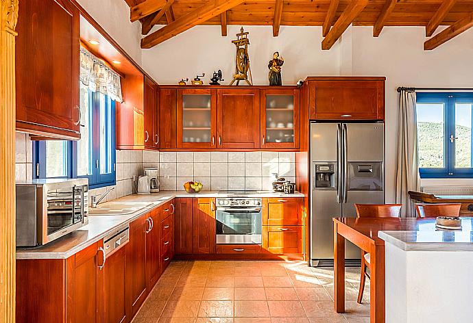 Equipped kitchen and open plan dining area. . - Villa Levanda . (Fotogalerie) }}