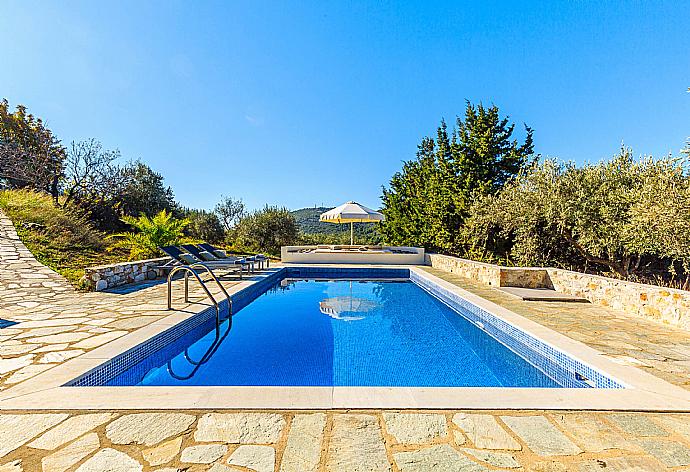 Private pool and terrace . - Villa Levanda . (Galerie de photos) }}