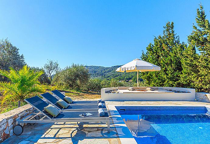 Private pool with terrace and garden . - Villa Levanda . (Fotogalerie) }}