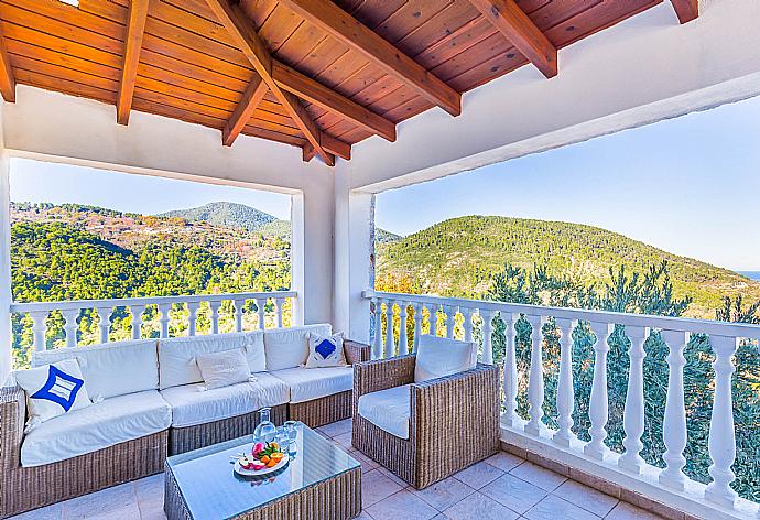 Outdoor sheltered patio . - Villa Levanda . (Fotogalerie) }}