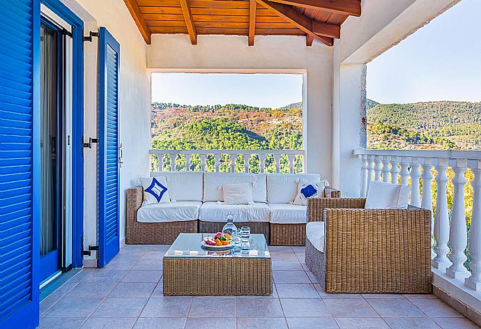 Outdoor sheltered patio . - Villa Levanda . (Galerie de photos) }}