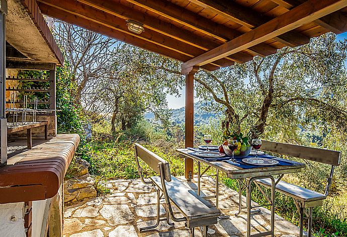 Outdoor dining area with BBQ . - Villa Levanda . (Fotogalerie) }}