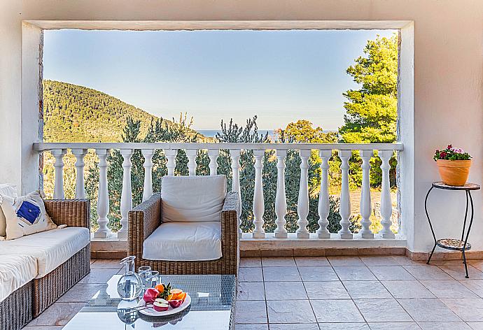 Outdoor sheltered patio with sea view . - Villa Levanda . (Fotogalerie) }}