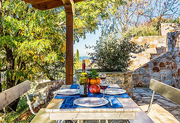 Outdoor dining area with BBQ . - Villa Levanda . (Galerie de photos) }}