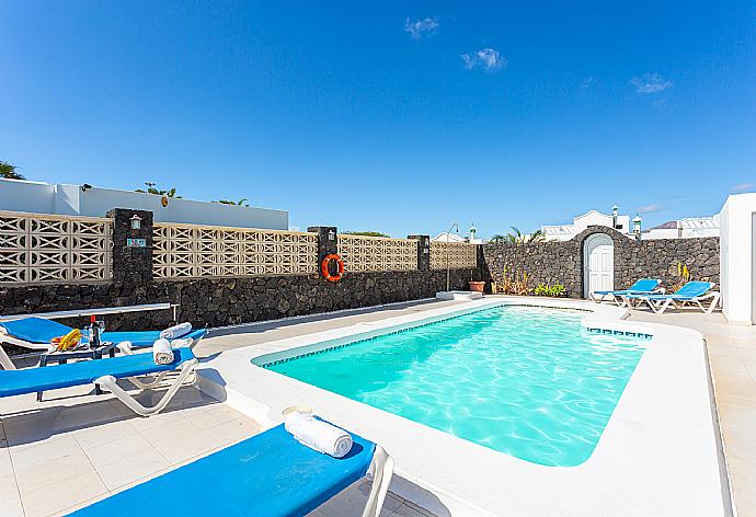 Private pool and terrace . - Villa Zoe . (Fotogalerie) }}