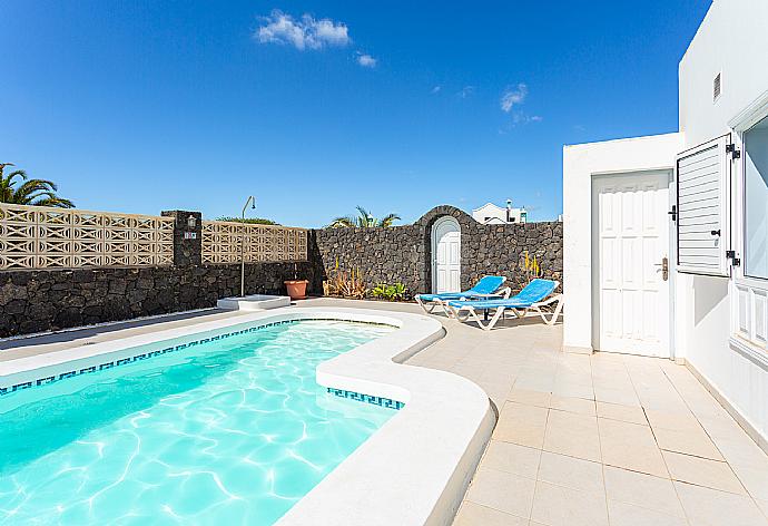 Private pool and terrace . - Villa Zoe . (Fotogalerie) }}