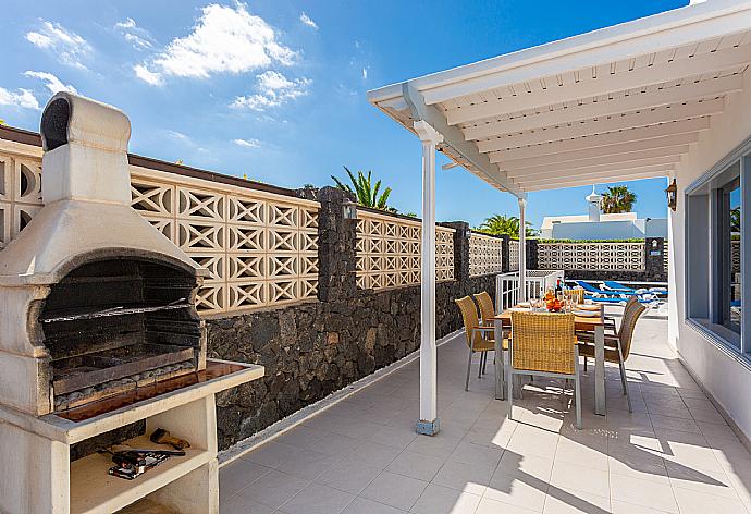 Terrace area with BBQ . - Villa Zoe . (Galerie de photos) }}