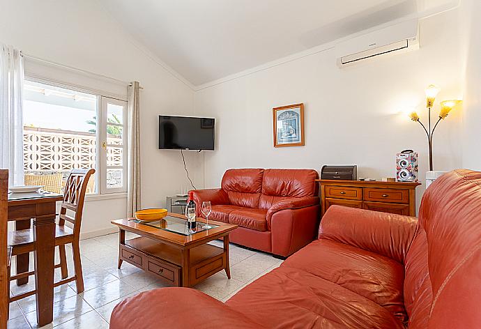 Open-plan living room with sofas, dining area, kitchen, A/C, WiFi internet, satellite TV, and terrace access . - Villa Zoe . (Fotogalerie) }}