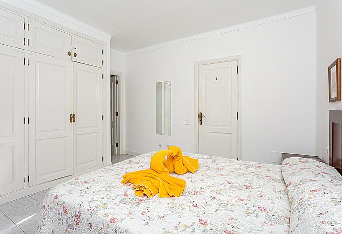 Double bedroom with en suite bathroom and A/C . - Villa Zoe . (Галерея фотографий) }}