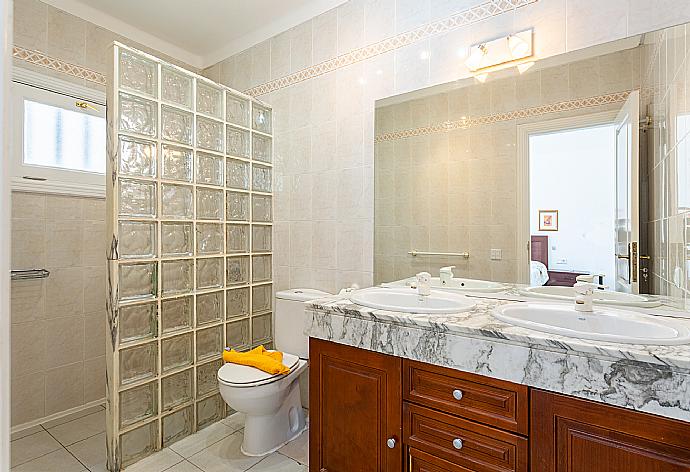 En suite bathroom with shower . - Villa Zoe . (Fotogalerie) }}