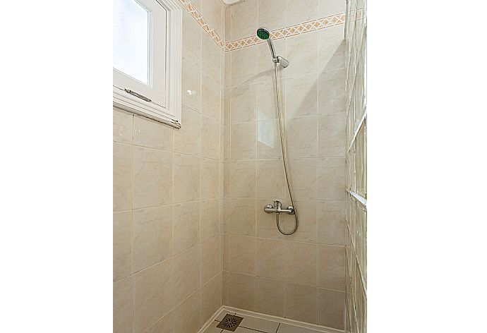 En suite bathroom with shower . - Villa Zoe . (Галерея фотографий) }}