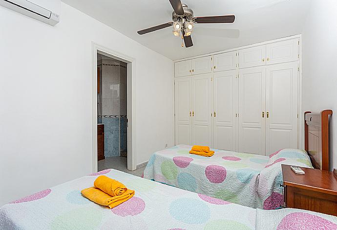 Twin bedroom with en suite bathroom and A/C . - Villa Zoe . (Fotogalerie) }}