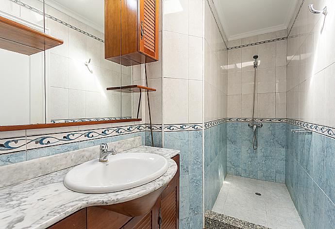 En suite bathroom with shower . - Villa Zoe . (Galleria fotografica) }}