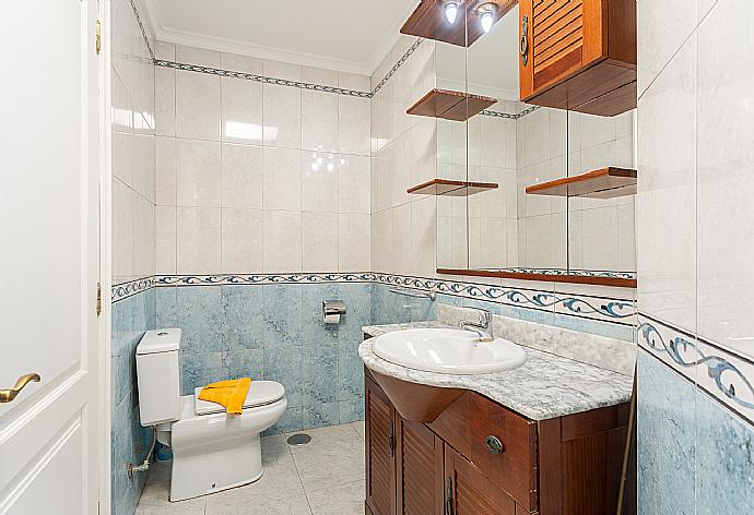 En suite bathroom with shower . - Villa Zoe . (Fotogalerie) }}